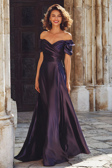 Robe longue de mère de mariée en satin fourreau prune à épaules dénudées